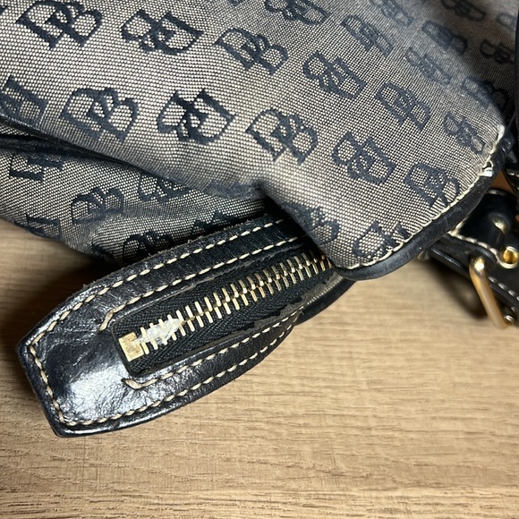 Dooney and Bourke signature shoulder bag - Picture 9 of 17